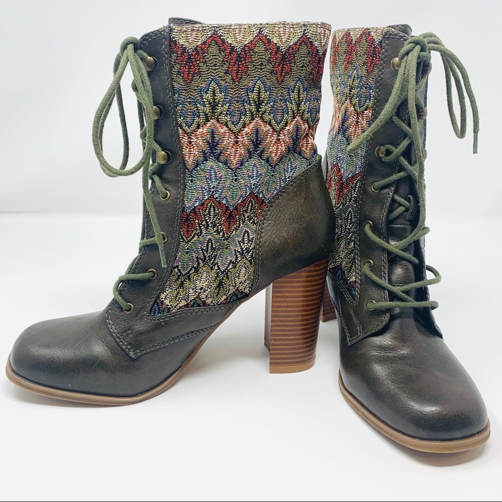 Stylish Heeled Boots with Multicolor Pattern